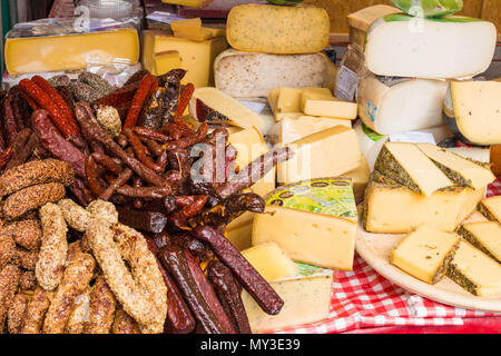 Salzburg, Österreich - Juni 1, 2017: Verschiedene Arten von Wurst und Käse für den Verkauf auf eine Schrannenmarkt in der Nähe von St. Andrew's Church am Mirabellplatz. Schrann Stockfoto