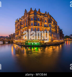 De L'Europe Amsterdam (früher bekannt als Hotel de l'Europe) ist ein 5-Sterne Hotel auf den Fluss Amstel im Zentrum von Amsterdam, die Netherlan Stockfoto