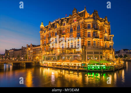 De L'Europe Amsterdam (früher bekannt als Hotel de l'Europe) ist ein 5-Sterne Hotel auf den Fluss Amstel im Zentrum von Amsterdam, die Netherlan Stockfoto