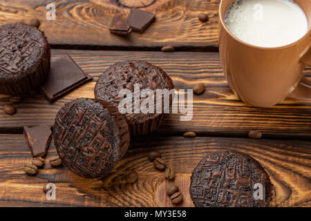 Chocolate Muffins auf einem broun rustikalen Holztisch - Selektive konzentrieren. Brackfast Stockfoto