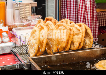 Traditionelle ungarische frittiertes Brot langos. Markt im Freien Anbieter mit Street Food in Budapest. Stockfoto