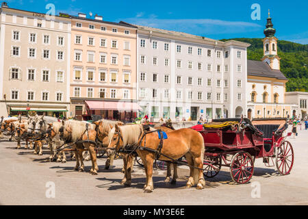 Salzburg, Österreich - Mai 22, 2017: Pferdewagen aufgereiht bereit für eine Fahrt am Residenzplatz. Stockfoto