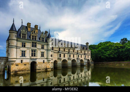 CHENONCEAU, Frankreich - ca. Juni 2014: Blick auf das Chateau de Chenonceau und Fluss Stockfoto