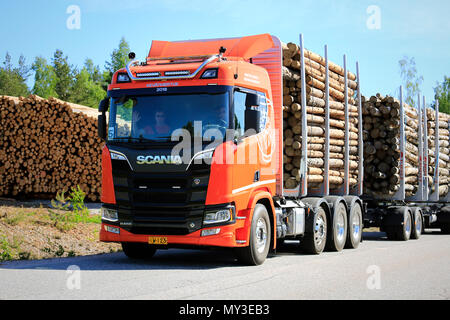 Orange Scania R 650 logging Truck auf Probefahrt in ländlichen Straße durch eine Anmeldung bei Scania Tour 2018 in Lohja, Finnland - 25. Mai 2018. Stockfoto