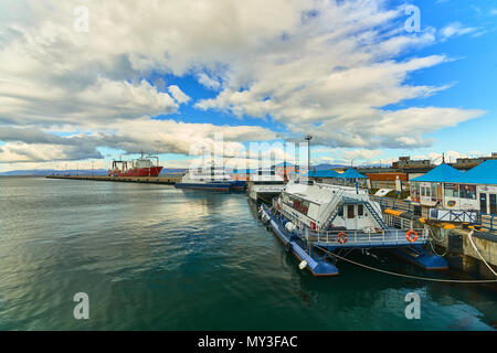 Blick auf den Bahndamm an einem bewölkten Herbst Tag in Ushuaia. Argentinische Patagonien im Herbst Stockfoto