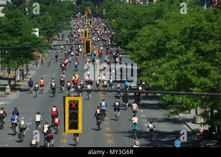 Montreal, Kanada, 3. Juni, 2018. Radfahrer, Avenue du Parc in der Tour de l'Ile Radtour. Credit: Mario Beauregard/Alamy leben Nachrichten Stockfoto