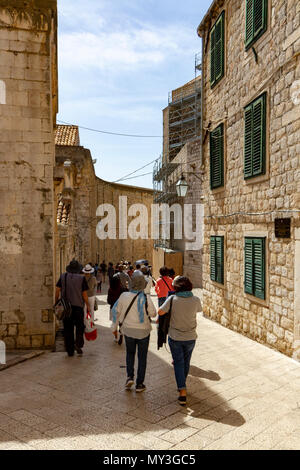 Blick entlang der alten Stadtmauer auf Ul. Svetog Dominika in der historischen Altstadt von Dubrovnik, Kroatien. Stockfoto