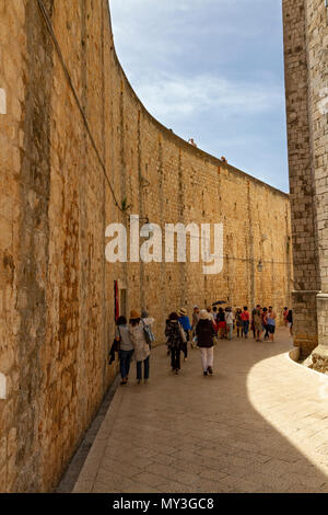 Blick entlang der alten Stadtmauer auf Ul. Svetog Dominika in der historischen Altstadt von Dubrovnik, Kroatien. Stockfoto