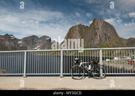 Ein colnago Rad auf einer Brücke für die Aussicht, Reine, Lofoten, Norwegen ruht. Stockfoto