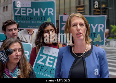 New York, Vereinigte Staaten. 05 Juni, 2018. Korruptionsbekämpfung Fighter, Autor, und Verfassungsrecht gelehrter Zephyr Teachout offiziell ihre Kampagne für Attorney General des Staates New York hat am 5. Juni 2018 ausserhalb Trump Tower und versichern Donald Trump nicht halten aus dem Gefängnis frei Karten für Menschen, die er zu schützend Begnadigung wünschen konnte, und die New Yorker Recht verletzt. Credit: Erik McGregor/Pacific Press/Alamy leben Nachrichten Stockfoto