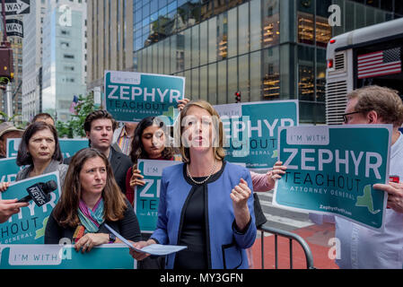 New York, Vereinigte Staaten. 05 Juni, 2018. Korruptionsbekämpfung Fighter, Autor, und Verfassungsrecht gelehrter Zephyr Teachout offiziell ihre Kampagne für Attorney General des Staates New York hat am 5. Juni 2018 ausserhalb Trump Tower und versichern Donald Trump nicht halten aus dem Gefängnis frei Karten für Menschen, die er zu schützend Begnadigung wünschen konnte, und die New Yorker Recht verletzt. Credit: Erik McGregor/Pacific Press/Alamy leben Nachrichten Stockfoto