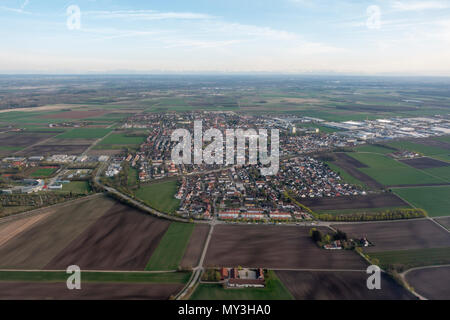 Luftaufnahme von Neufahrn bei Freising auf der westlichen Airpoert München (Flughafen München) Deutschland. Stockfoto