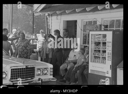 Präsidentschaftskandidat Jimmy Carter (Winken, Mitte) macht eine Kampagne Stop an der Tankstelle seinen Bruder Billy Carters in ihrer Heimatstadt, Ebenen, GA, 9/10/1976. Foto von Thomas O'Halloran Stockfoto