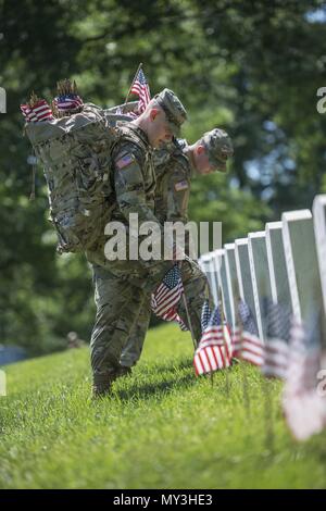 Soldaten, die aus dem 3D-US-Infanterie Regiment (Die Alte Garde) US-Flaggen auf den Grabsteinen in Abschnitt 43 Während der Flaggen auf dem Arlington National Cemetery, Arlington, Virginia, 24. Mai 2018, 24. Mai 2018. Seit mehr als 60 Jahren Soldaten aus der alten Garde haben gefallenen Helden unserer Nation, indem sie US-Fahnen auf grabstätten für Service Mitglieder sowohl auf dem Arlington National Cemetery und die US-Soldaten" und "Flieger Home National Cemetery gerade vor dem Memorial Day Wochenende begraben geehrt. Innerhalb von vier Stunden, mehr als 1 000 Soldaten, 234, 537 Flaggen vor jedem Grabstein und Columbari Stockfoto