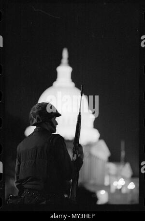 Soldat erzwingt Sperrstunde außerhalb der U S Capitol folgenden Unruhen in der Nachmahd von Dr. Martin Luther King, jr der Ermordung, Washington, DC, 04.08.1968. Foto von Warren K. Leffler. Stockfoto