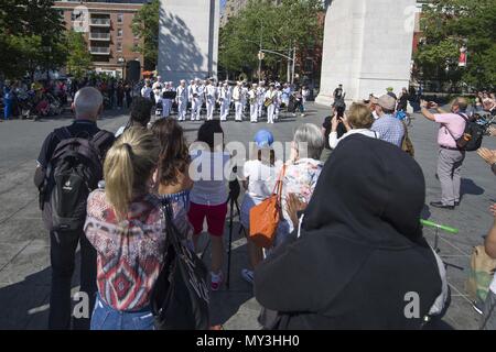 180524-N-von 095-0131 NEW YORK (24. Mai 2018) Marine Band Nordosten führt am Washington Square Park während der Fleet Week New York (FWNY), 24. Mai 2018. Jetzt in seinem 30. Jahr FWNY ist die Stadt der Zeit - Feier des Meeres Leistungen geehrt. Es ist eine einmalige Chance für die Bürger von New York und die umliegenden Tri-state-Area zu treffen Seemänner, Marinesoldaten und Küstenwache sowie Zeugnis aus erster Hand die neuesten Funktionen der heutigen Maritime Services. (U.S. Marine Foto von Mass Communication Specialist 3. Klasse Maria I. Alvarez/Freigegeben). () Stockfoto