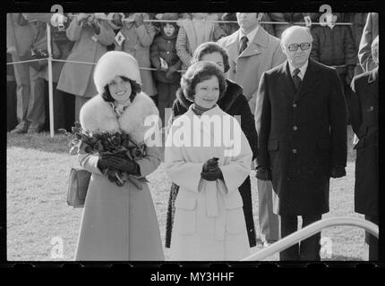 First Lady Rosalynn Carter (Mitte) begrüßt Margaret Trudeau (links), die Frau des kanadischen Premierminister Pierre Trudeau, zum Weißen Haus, Washington, DC, 2/21/1977. Foto von Thomas O'Halloran. Stockfoto