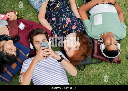 College Freunde entspannen auf Gras zusammen Stockfoto