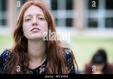 Junge Frau im Freien, portrait Stockfoto