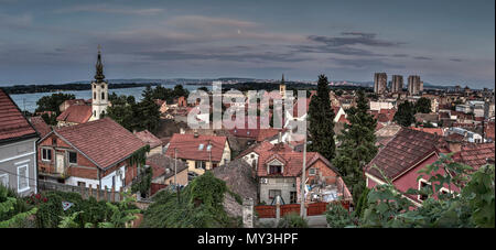 Serbien - Einbruch der Ansicht des Gardos Hügel in der Altstadt von Zemun, eine historische Siedlung am Ufer der Donau in der Stadt Belgrad Stockfoto