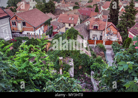 Serbien - Einbruch der Ansicht des Gardos Hügel in der Altstadt von Zemun, eine historische Siedlung am Ufer der Donau in der Stadt Belgrad Stockfoto
