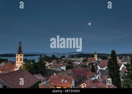 Serbien - Einbruch der Ansicht des Gardos Hügel in der Altstadt von Zemun, eine historische Siedlung am Ufer der Donau in der Stadt Belgrad Stockfoto