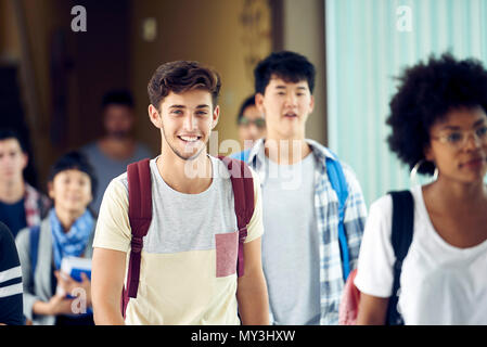 Student lächelte, als er Spaziergänge zwischen den Klassen Stockfoto