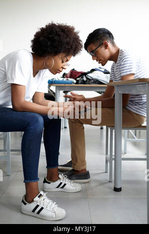 Schüler im Klassenzimmer mit Smart Phones Stockfoto