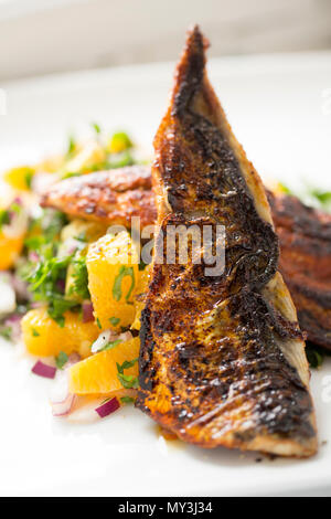 Zwei Makrelen aus einer Makrele am Chesil Beach in Dorset Strand Angeln mit Stab und Linie gefangen, dass in geräucherter Paprika bestrichen wurden und Hot Stockfoto