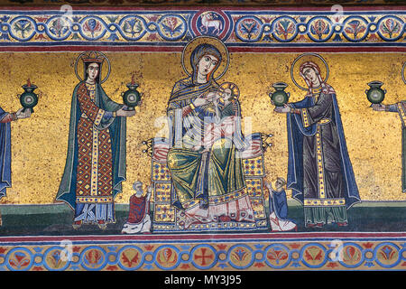 Der stillenden Madonna mit Kind und den Klugen und den törichten Jungfrauen - Detail der mittelalterlichen Mosaik - Basilika Santa Maria in Trastevere, Rom Stockfoto