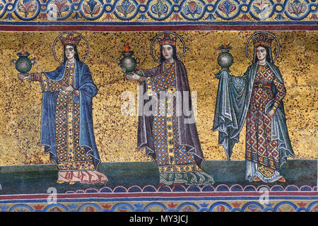 Die klugen Jungfrauen - Detail der mittelalterlichen Mosaik - Basilika Santa Maria in Trastevere, Rom Stockfoto