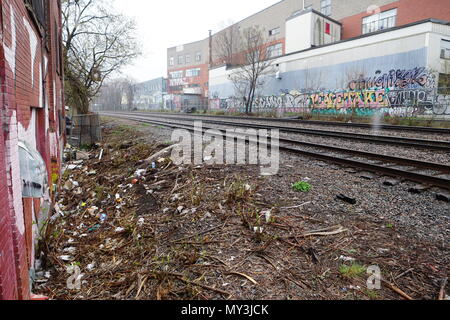 Montreal, QC - Kanada - 27. Mai 2018: Die Canadian Pacific Railway Kreuz die Stadt Montreal. Viele wohnungslose Menschen offen, die den Zaun und leben entlang der Stockfoto