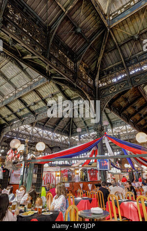 Santiago de Chile: Im Mercado Central, konkurrieren zahlreiche Restaurants für das Mittagessen. Stockfoto