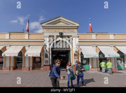 Santiago de Chile: Touristen selfies nehmen vor der zentralen Markt aka Mercado Central Stockfoto