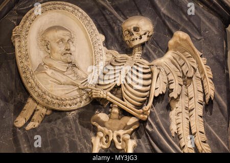 Denkmal für Alexander Valtrini (1639) von Gian Lorenzo Bernini - Basilika von San Lorenzo in Damaso (Basilika von St. Lawrence in Damaso), Rom konzipiert Stockfoto