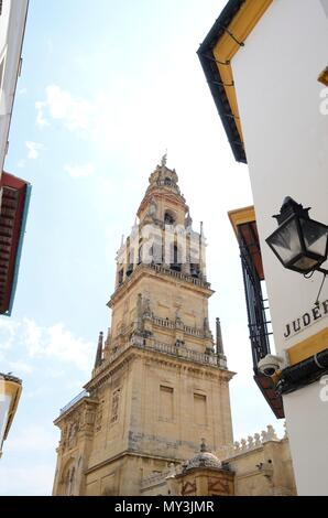 Blick auf den Glockenturm von der Straße 'jüdischen Viertel in der Altstadt von Cordoba, Andalusien, Spanien. Stockfoto