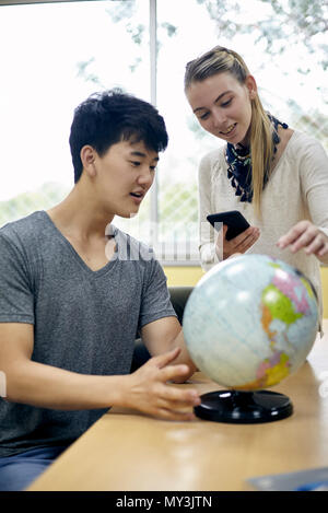 Studenten, die bei Globe in der Klasse Stockfoto