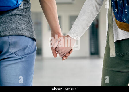 Paar Hände halten in Flur, 7/8 Stockfoto