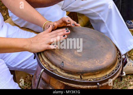 Junge Frau Perkussionist Hände Spielen eines Drum genannt atabaque während der brasilianischen Volksmusik Leistung Stockfoto