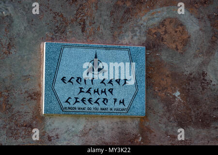 Klingonische Plakette auf der Basis von Vulcan Starship FX 6-1995 - ein Denkmal. Nach der Star Trek Raumschiff Enterprise modelliert. Vulcan, Alberta, Kanada. Stockfoto