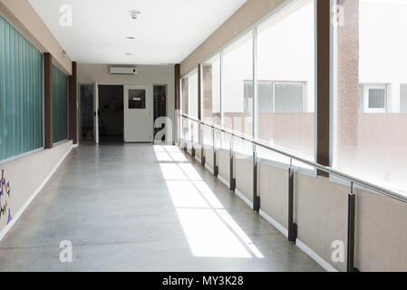 Sonnenlicht durch die Fenster in den leeren Flur Stockfoto
