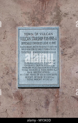 Widmung Plakette auf der Basis von Vulcan Starship FX 6-1995 - ein Denkmal. Nach der Star Trek Raumschiff Enterprise modelliert. Vulcan, Alberta, Kanada. Stockfoto