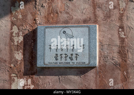 Vulcan Sprache Plakette auf der Basis von Vulcan Starship FX 6-1995 - ein Denkmal. Nach der Star Trek Raumschiff Enterprise modelliert. Vulcan, Alberta, Kanada. Stockfoto