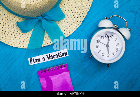 Einen Urlaub planen noch leben Konzept in hellen Farben und Blue Board, Flachbild in Stellung vintage legen Stockfoto