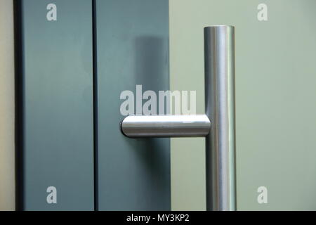 Tür Tischlerei aus Aluminium Rahmen und mit einem Glas füllen mit einem Aufkleber, der die Schiene undurchsichtig und gibt eine milchig weiße Farbe. Stockfoto