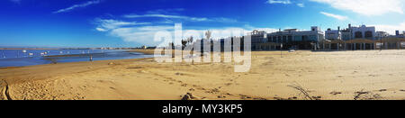 Guadalquivir Mund von Bajo de Guia Strand gesehen, in Sanlucar de Barrameda, Spanien Stockfoto