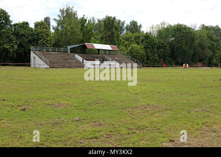 Leere Hippodrom Stadion steht und grünes Gras Stockfoto