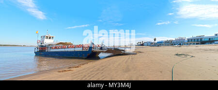 Boot, das in Bajo de Guia Strand, in Sanlucar de Barrameda, Spanien Stockfoto