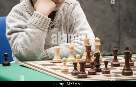 Kinder Schach spielen im Freien in Spanien Stockfoto