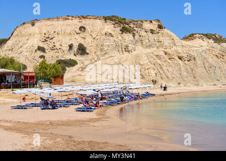 Rhodos, Griechenland - Mai 12, 2017: Touristen Sonnenbaden am Strand von Kolymbia. Die Insel Rhodos. Griechenland Stockfoto